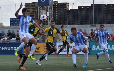 Capó -sancionat aquest diumenge- connecta amb el cap un esfèric al triomf arlequinat de la primera volta al camp del Balears | Críspulo Díaz